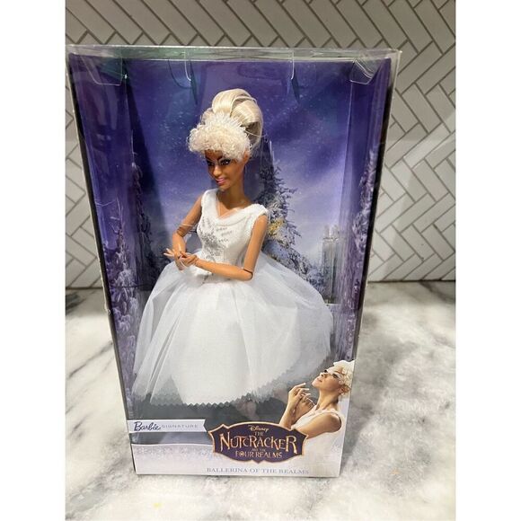 Barbie Sig Disney Nutcracker Ballerina of the Realms & Clara’s Soldier Uniform - Picture 1 of 6
